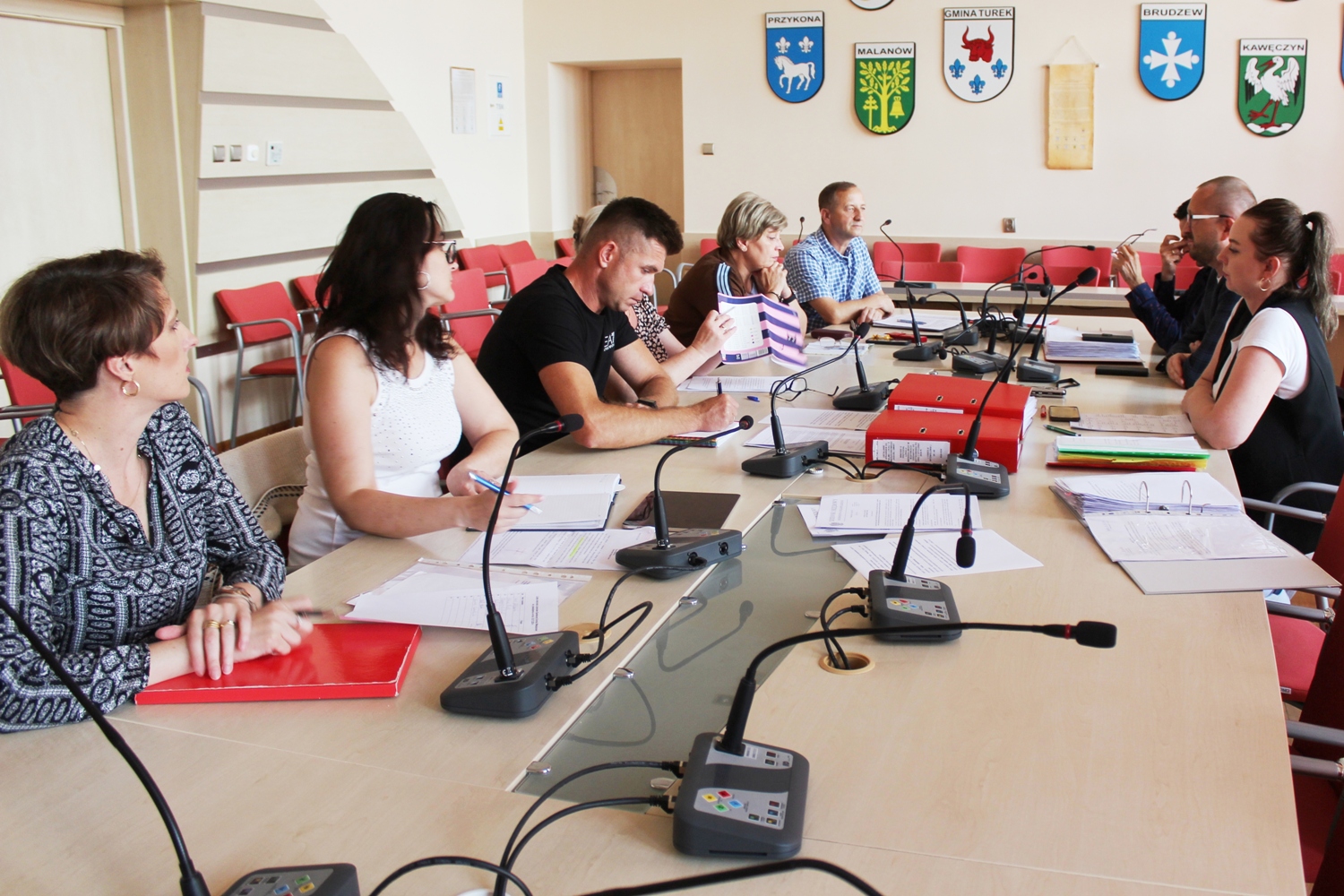 Komisja mieszkaniowa sprawdza złożone wnioski o najem mieszkań